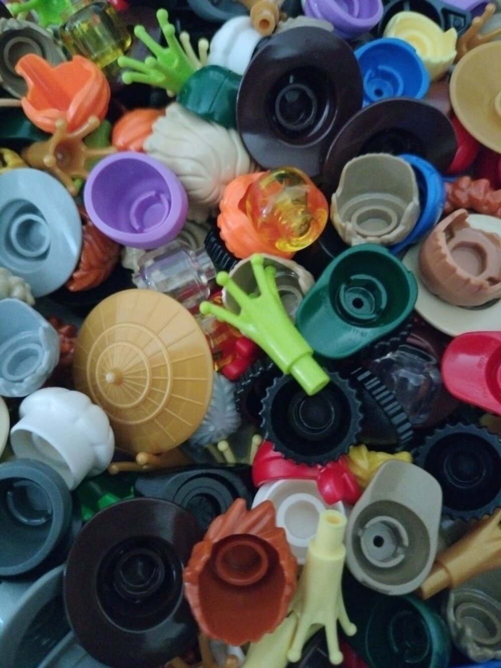 Lego Minifigure Random Grab Bag of 25 Hair Helmet & Head Pieces